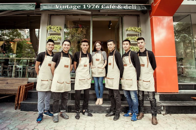 dong phuong the staff of the cafe 2
