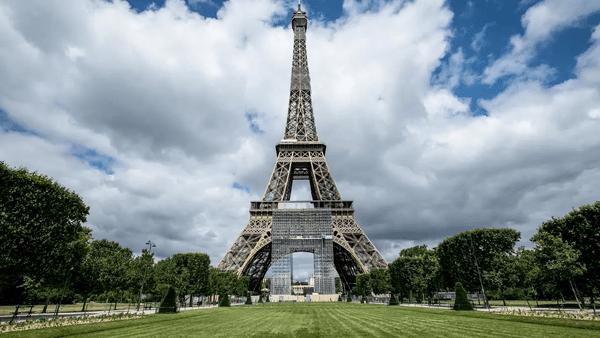 Eiffel Tower can be used in art nouveau style